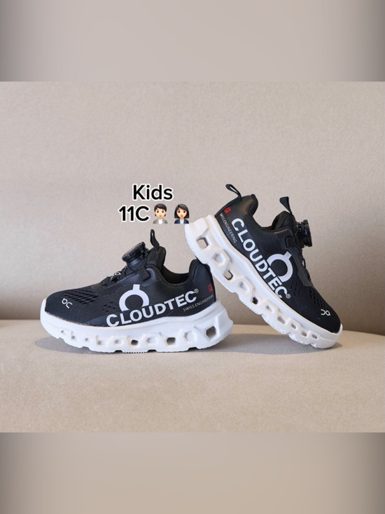 On Running Other - On Running Kids cloud X Black and White Cloud-inspired
Sneakers🙋🏻‍♀️🙋🏻(SIZE 11C)